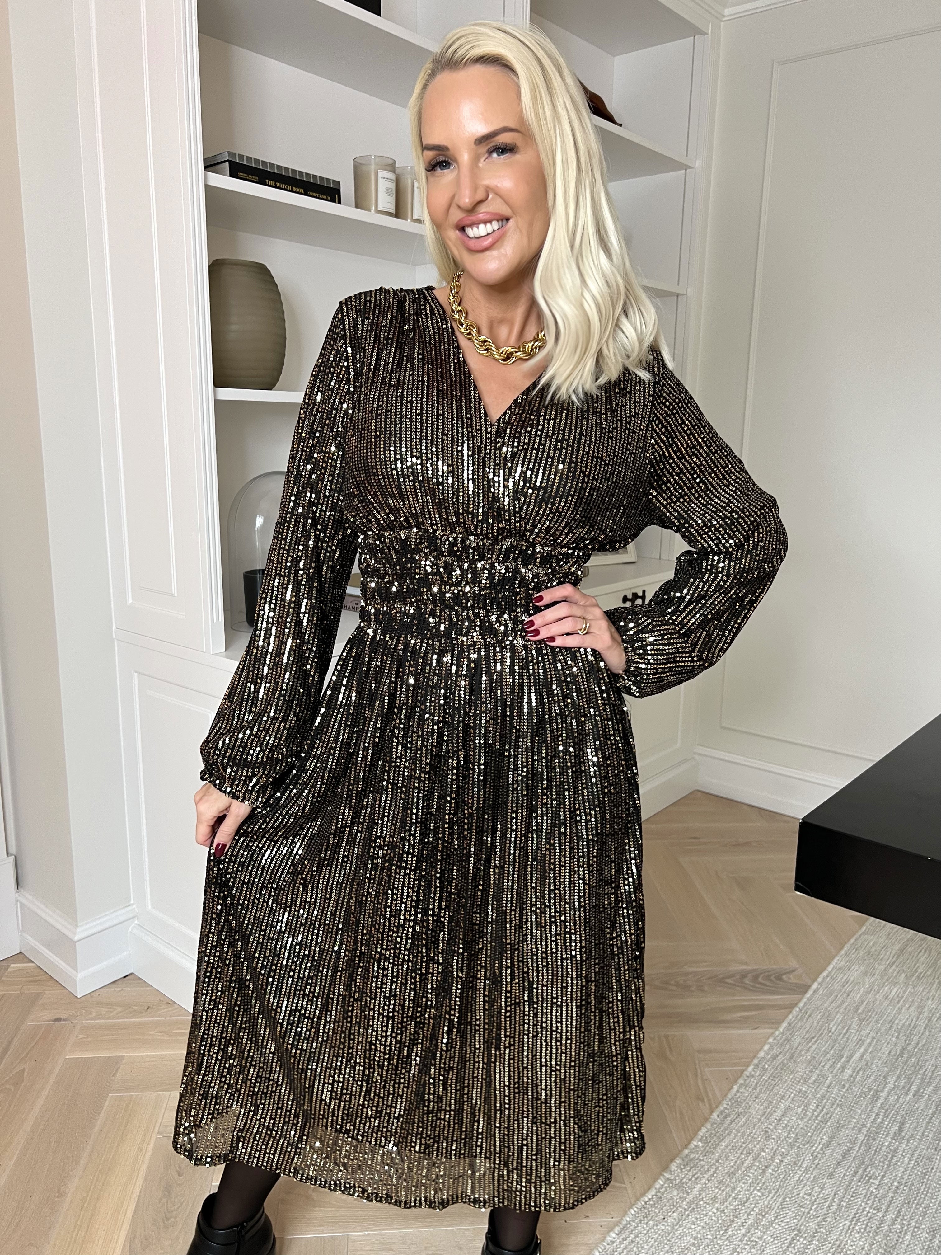 Pams Glitter Midi L/S - Vacker klänning med smock och paljetter